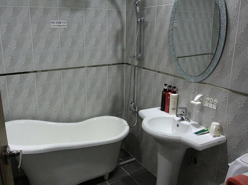 Tiffany Motel Mokpo Buitenkant foto