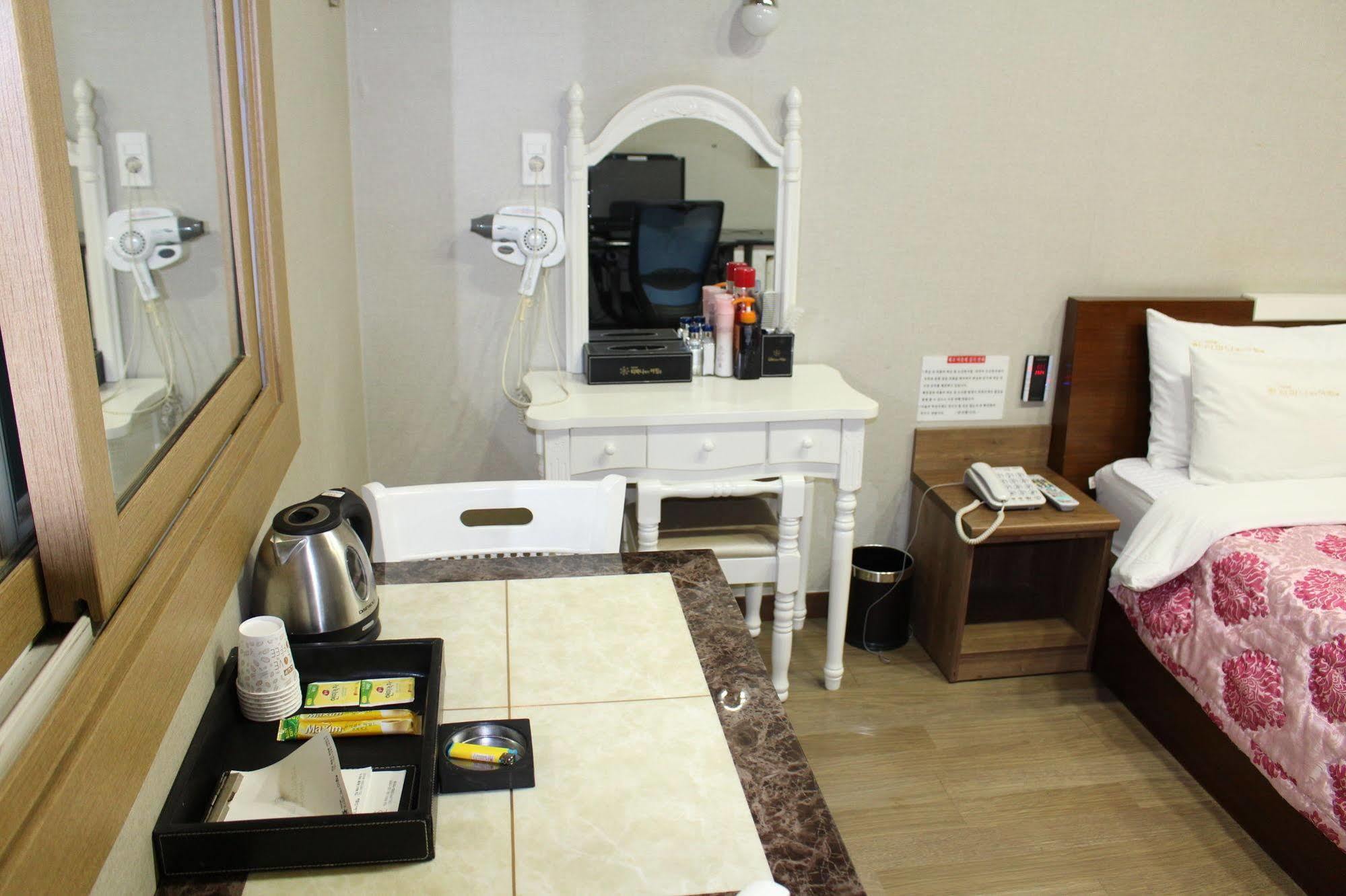 Tiffany Motel Mokpo Buitenkant foto